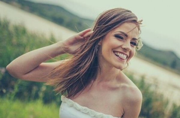 婀娜女友喜欢穿低胸装 男人想分手怎么办