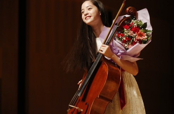欧阳娜娜疑似享有特权 初中仅念1年却领毕业证