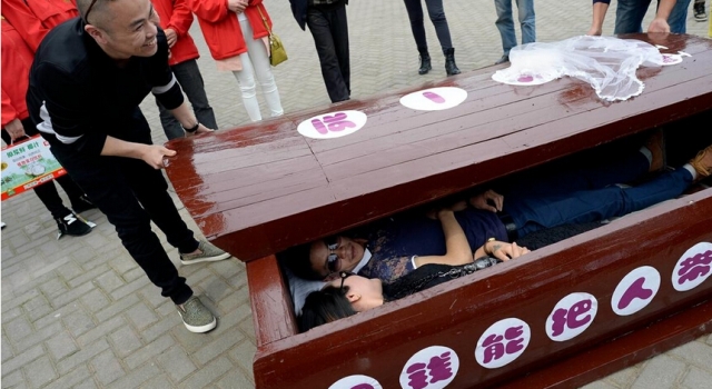 《印象》第288期:重庆游客爬进棺材 体验“死一把”感悟人生