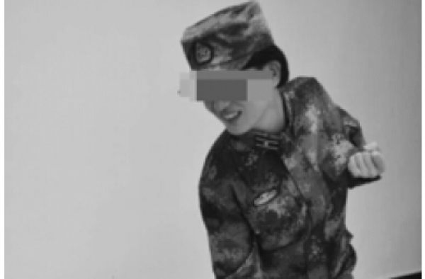 已婚男子冒充女军官诈骗10人 骗过小伙子见家长揭穿