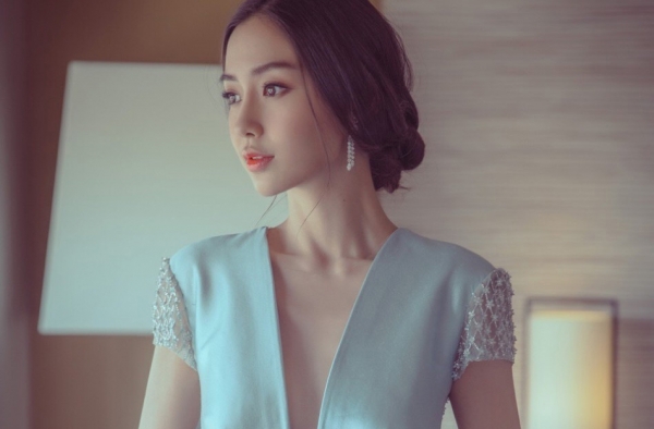 Angelababy大方自拍不美颜 额头痘痘引关注