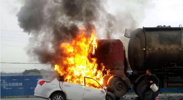 《印象》第289期:安徽小轿车超车迎面撞上水泥罐车 当场着火身亡