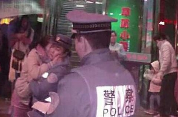 南宁女子当街耍酒疯 对女协警又抱又亲出尽洋相