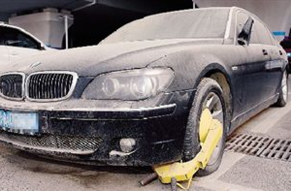 嘿谁的宝马？百万宝马车被弃停车场2年 停车费达3万多