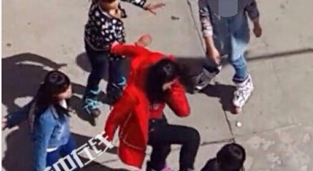 网曝10几名初中生狠毒围殴一女生 教育局:约谈班主任