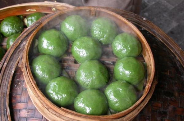 清明节突起的美食网红：咸蛋黄肉松青团