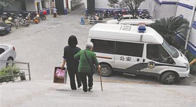 9旬太婆派出所上班10年:精神寄托派出所 不来民警不安