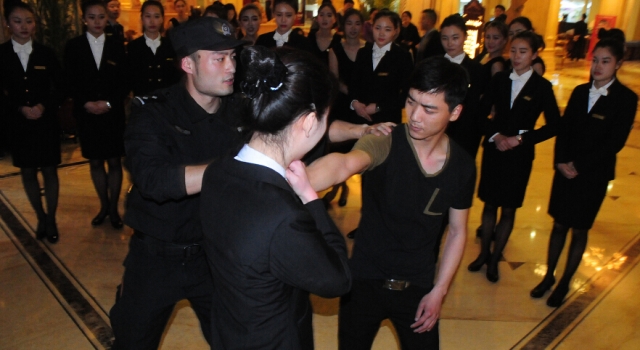 《印象》第294期:杭州酒店美女员工和特警学“防狼”招数曝光