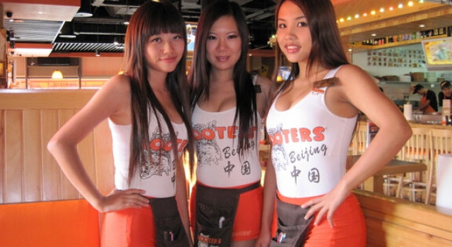 女服务员被投诉：胸太大给小孩看到不好 请换A罩杯