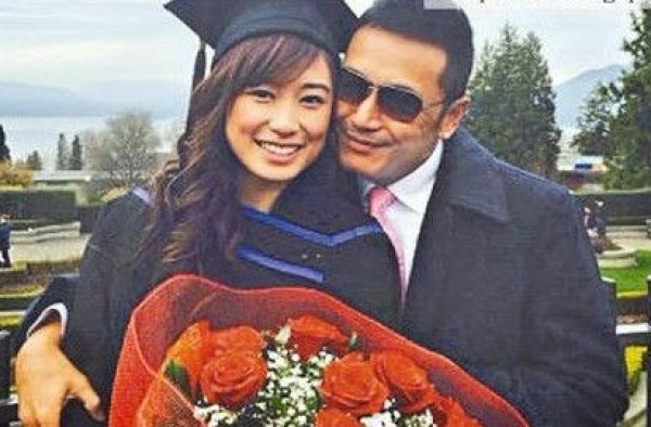 苗侨伟女儿夜店狂欢亲吻照曝光 苗侨伟蒙在鼓里还力撑爱女