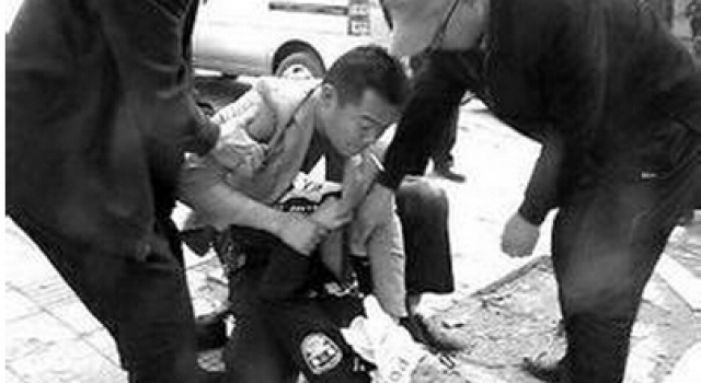男子违停遭贴条追600米掌掴交警:才停5分钟 给我删了去