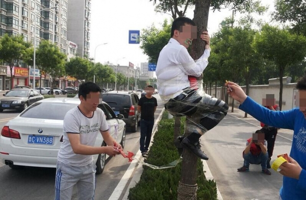 《印象》第304期:山东再现奇葩婚俗引争议 新郎绑树上屁股放鞭炮