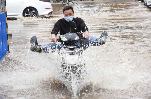 水管爆裂路面积水严重 摩托变小船过街如渡河