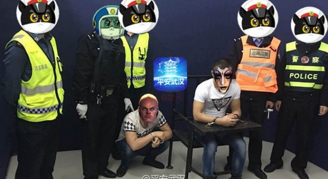 好亮的马赛克！湖北民警夜间查获2名吸毒男子和手枪