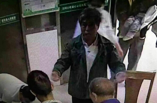 曝医生被患者家属1拳击中脑门致死 三名嫌犯已捉拿归案