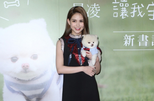天王嫂昆凌带“儿子”宣传新书 穿着黑裙全程微笑显优雅