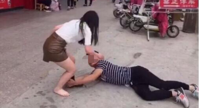 痴情男当街抱大腿扯丝袜求复合 遭到女友连环12耳光狂扇
