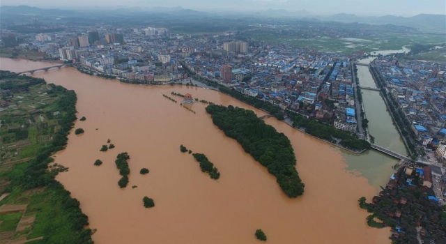 湖南遭强降雨袭击河流越警戒水位 四处浑浊一片