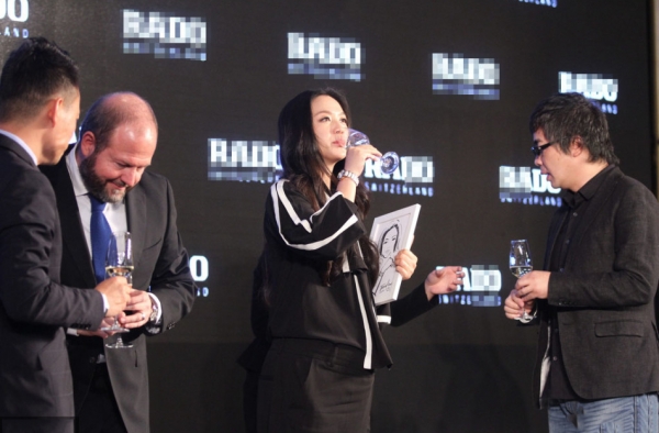 怀孕也不怕？汤唯孕肚明显与高层饮酒举杯畅饮