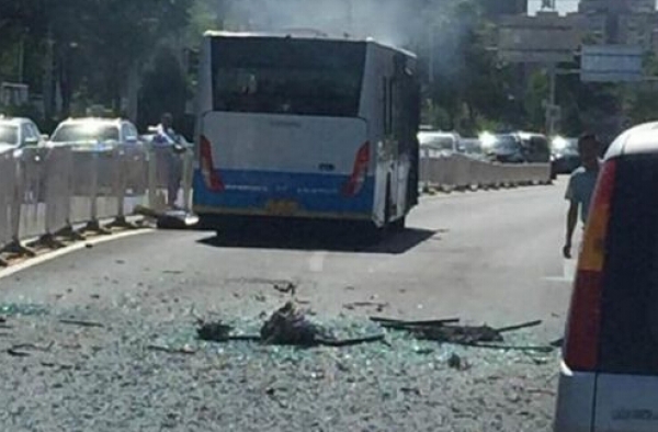 危险！北京公交运行中空调爆炸 车窗炸裂满地碎片