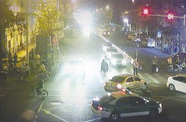 15岁熊孩子报假警称有炸弹 上百名警方连夜疏散1万余人