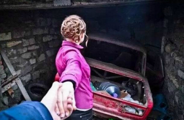 牵着女友去旅行恶搞版 不能我一个瞎