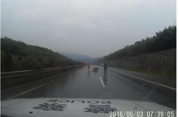 救人救婚姻!夫妇离婚路上丈夫毅然救人 妻子：不离了
