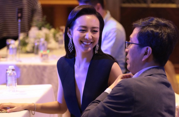 王鸥深v惊艳出席白玉兰酒会 手捂胸口与高层热聊怕走光