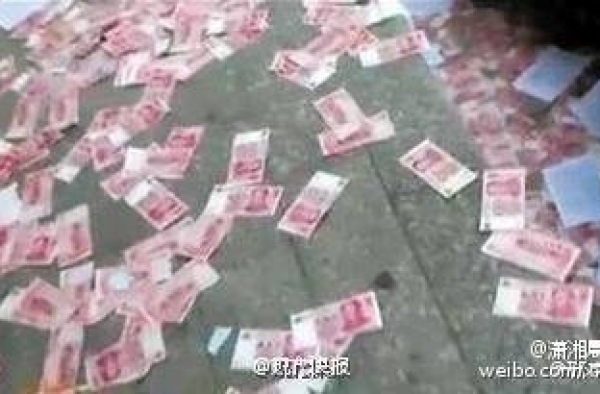 福州夫妻吵架怒从阳台扔下2万现钞 事后去捡只剩一百