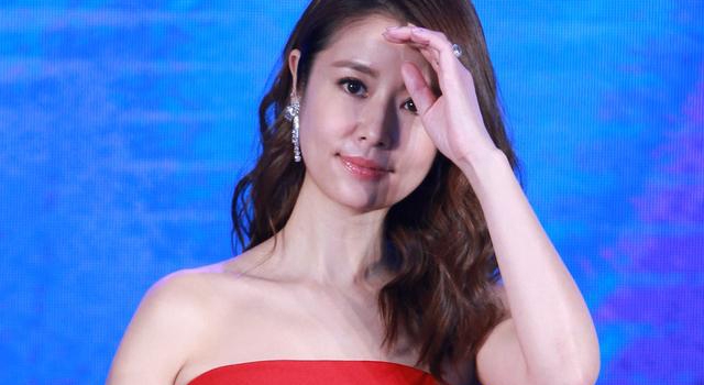 林心如《魔轮》发布会巧露香肩 笑容灿烂钻戒抢眼