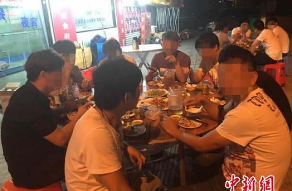 数名富二代开豪车夜偷青蟹 这样解馋只为寻找刺激