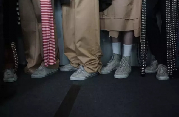 Xander Zhou 让人想到小时候偷穿大人衣服的感觉