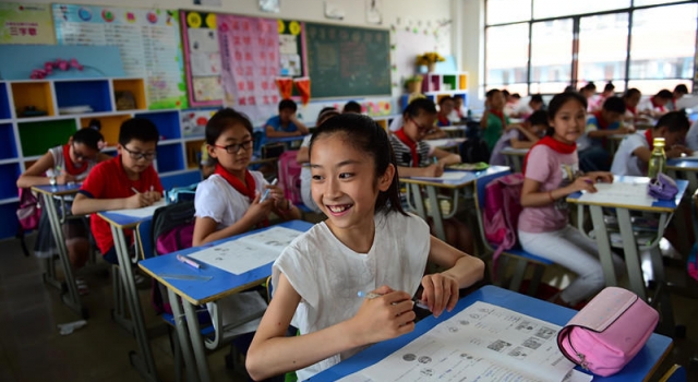惊!12岁女孩小学未毕业被大学录取 瞬间成学校小明星