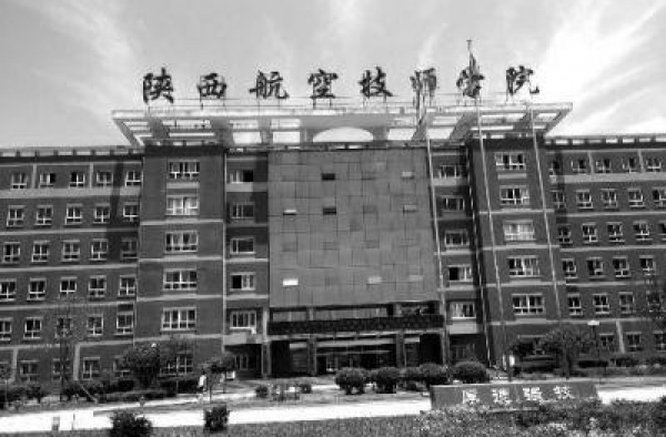 女大学生宿舍生子闺蜜接生 20天后身亡校方称无责任