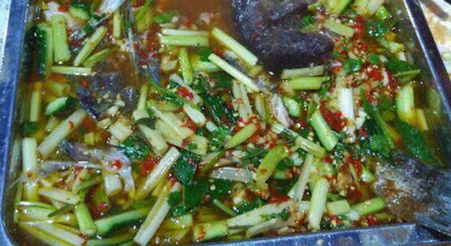 又加菜了?西安女子饭店吃"泡椒活田鸡" 惊现老鼠头