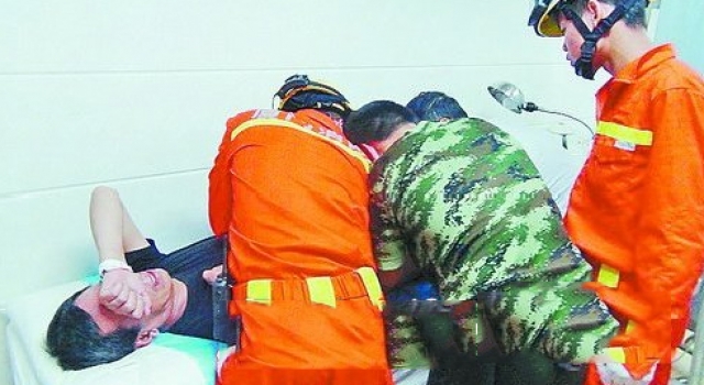 真会玩！男子生殖器被套牢48小时“头”肿得像鸡蛋