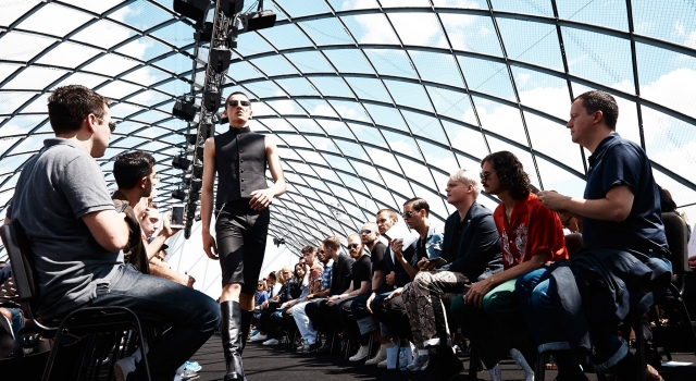 在成立99年之时 Balenciaga在巴黎男装周举办了男装首秀