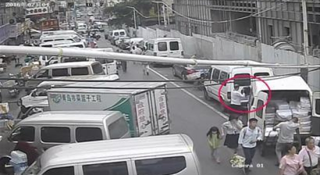 小偷小摸一下偷到12万顿时懵逼：装拾金不昧报警