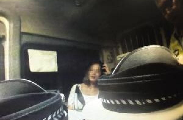 一言不合就撩裙子!女子被查车撩裙露肩 女警一来就跑了