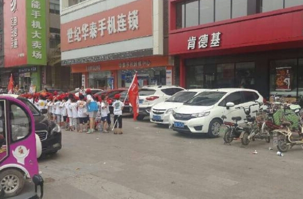山东小学生围堵肯德基喊“抵制美货”原系炒作