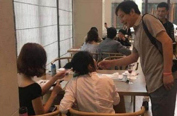 刘诗诗现身陈妍希陈晓婚礼 陈晓舅舅化身小粉丝要签名