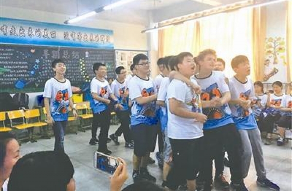 美交换生遇中式教育:课多起床早课上睡觉 不能谈恋爱