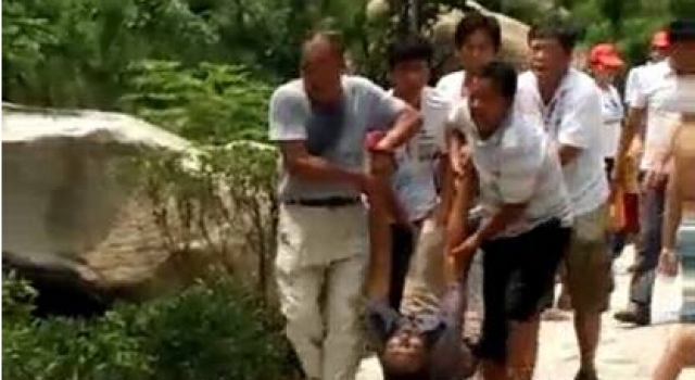 死亡之旅!10岁男童掉进带电水池 父母去拉均触电丧命