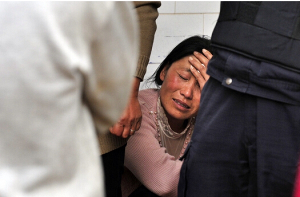 广西15岁少年被打死 目击者:钢管由防暴队员给施暴者