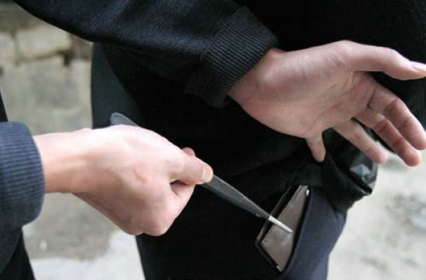 小偷进别墅偷窃得到主人谅解 因报复二次偷盗竟睡着