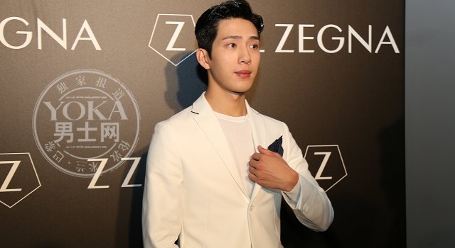 2016春夏米兰男装周 井宝白西装PK小哥格纹马术装