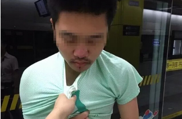 女中豪杰!男子地铁站公然袭胸 女子单手擒色狼获赞