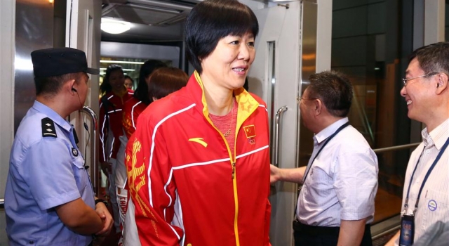 郎平率女排凯旋而归 球迷机场热情接机