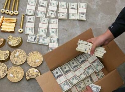 大叔扮乾隆皇骗富婆4千万 称认识军方领导长生不老