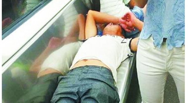 武昌男子地铁睡觉 晚高峰淡定独占4个座位横躺